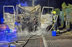 Feuerwehr Neuss: FW-NE: LKW-Brand im Hafengebiet | Zugmaschine in Vollbrand - keine Verletzten