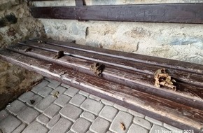 Polizeidirektion Wittlich: POL-PDWIL: Erneute Sachbeschädigung an Bushaltestelle in Kerpen - Polizei bittet um Hinweise