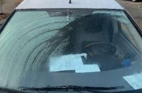 Polizeiinspektion Osnabr&uuml;ck: POL-OS: Osnabr&uuml;ck: Pkw kollidiert mit Fu&szlig;g&auml;ngerin - Frontscheibe des Pkw stark vereist, Sicht stark beeintr&auml;chtigt