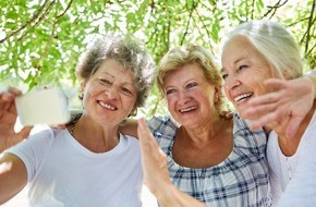 Wort & Bild Verlagsgruppe - Gesundheitsmeldungen: "Im Alter sind wir am glücklichsten" / Was wir tun können, damit es uns gut geht? Einfach älter werden, sagt Glücksexperte Tobias Esch im "Senioren Ratgeber"