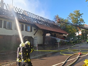 KFV-CW: Jugendliche setzen in Calw-Stammheim Gebäude in Brand / Eingelagertes Heu erschwert Löscharbeiten in Nachbarschaft von Schule und Kindergarten