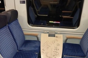 Bundespolizeidirektion München: Bundespolizeidirektion München: Fußball-Fans randalieren im Zug/ Bundespolizei hat Ermittlungen aufgenommen