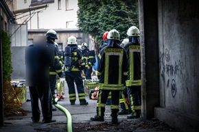 FW-MK: Entstehungsbrand in einer Lagerhalle