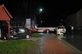 Polizeiinspektion Hameln-Pyrmont/Holzminden: POL-HOL: Eschershausen - Kreuzung Ringstraße / Mühlenbergstraße: Schwerer Verkehrsunfall fordert fünf Verletzte - Zwei PKW an Kreuzung zusammengestoßen -