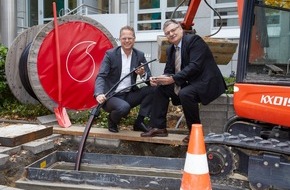 Vodafone GmbH: Die ersten Bagger rollen: Vodafone beginnt mit Ausbau in Düsseldorf