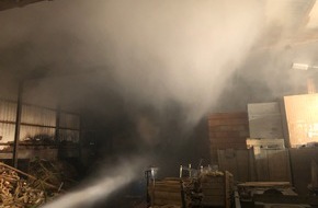 Freiwillige Feuerwehr Borgentreich: FW Borgentreich: Brand einer Lagerhalle in Körbecke. 87 Einsatzkräfte konnten eine Brandausbreitung verhindern.