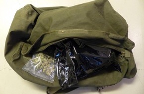 Zollfahndungsamt Essen: ZOLL-E: Zollfahndung Essen: Inflagranti erwischt
- Vier Festnahmen, fast 4 kg Marihuana, 95 gr Kokain, über 8.000 Euro Bargeld und ein Elektroschocker beschlagnahmt