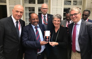Stiftung Menschen für Menschen: Berhanu Negussie erhält Bundesverdienstkreuz in Addis Abeba