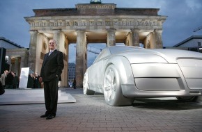 Audi AG: Vor dem Brandenburger Tor in Berlin: Enthüllung einer spektakulären Autoskulptur und Weltpremiere des neuen Audi TT Coupé