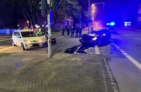 Feuerwehr Mülheim an der Ruhr: FW-MH: Verkehrsunfall in Speldorf - zwei verletzte Personen