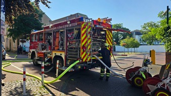 Freiwillige Feuerwehr K&ouml;nigswinter: FW K&ouml;nigswinter: Kellerbrand in K&ouml;nigswinterer Altstadt