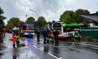 Feuerwehr Dortmund: FW-DO: Zwei verletzte Personen nach Busunfall im Ortsteil Lanstrop