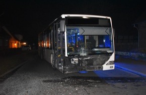 Polizeiinspektion Nienburg / Schaumburg: POL-NI: Auhagen-Linienbus prallt auf Pkw - 80.000 EUR Schaden