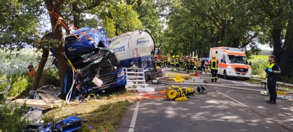 Polizeiinspektion Rotenburg: POL-ROW: ++ Getreidesilo-Lkw kollidiert mit Straßenbaum - Zwei Menschen verletzt ++