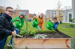 AOK Sachsen-Anhalt: Grundschule Letzlingen startet Schulgarten-Projekt mit AOK / Gemäß dem Letzlinger Schulmotto: „Zusammen wachsen- Zusammenwachsen“ möchte die AOK Kindern Naturbewusstsein und nachhaltige Ernährung vermitteln