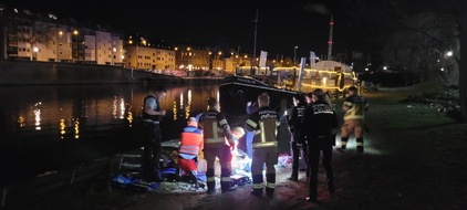 Feuerwehr Stuttgart: FW Stuttgart: Feuerwehr rettet Person aus dem Neckar