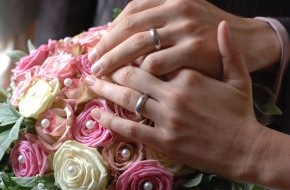 HUK-COBURG: Tipps für den Alltag (mit Bild) / Nach der Heirat Geld sparen / Versicherungscheck hilft Doppelversicherung zu vermeiden