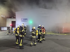 FW-AR: Löschzug Bruchhausen/Niedereimer trainiert Ernstfall mit Betriebsfeuerwehr