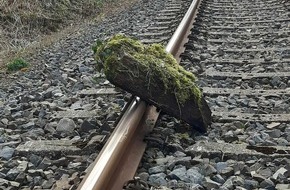 Bundespolizeidirektion Sankt Augustin: BPOL NRW: Gefährlicher Eingriff in den Bahnverkehr - Mann legt Gegenstände auf Schienen - Schnelle Reaktion vom Triebfahrzeugführer