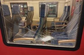 Bundespolizeidirektion M&uuml;nchen: Bundespolizeidirektion M&uuml;nchen: Unbekannte bewerfen Zug mit Steinen