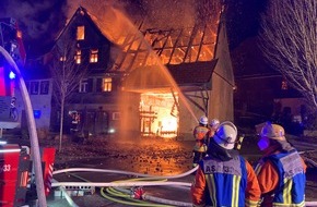 Kreisfeuerwehrverband Calw e.V.: KFV-CW: 600.000 Euro Schaden bei Dachstuhlbrand in Altensteig - Feuerwehr rettet Frau aus Nachbargebäude