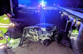 Polizeiinspektion Cuxhaven: POL-CUX: PKW Fahrer f&auml;hrt in gesperrten Baustellenbereich und landet in gro&szlig;em Loch in der Fahrbahn - Fahrer wird schwer verletzt und beleidigt die eingesetzten Beamten (Foto im Anhang)