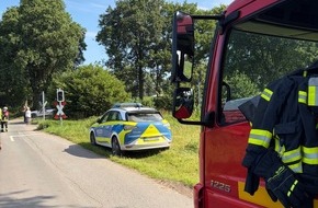 Freiwillige Feuerwehr Gemeinde Schiffdorf: FFW Schiffdorf: Zugevakuierung nach Unfall am Bahn&uuml;bergang in Wehdel