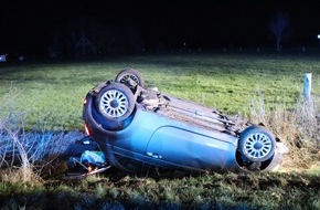 Kreispolizeibehörde Herford: POL-HF: Auto überschlägt sich - Fahrerin fährt unter Alkoholeinfluss