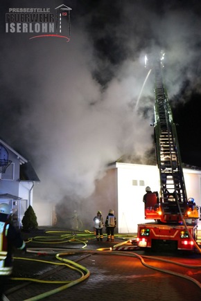 FW-MK: Garagenbrand greift auf Wohnhaus über
