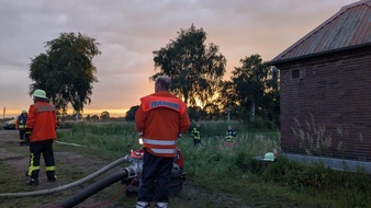 FW-ROW: Großbrand in Mehedorf: Werkstatt durch Feuer vollständig zerstört - Einsatz von über 280 Kräften - Keine Verletzten