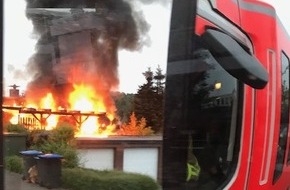 Feuerwehr Bottrop: FW-BOT: Brennt PKW unter Carport / Feuer droht auf Wohnhaus überzugreifen