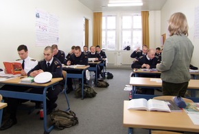 Deutsche Marine - Pressemeldung: Zivile Ausbildung - Pauken für den soldatischen Dienst und das Leben