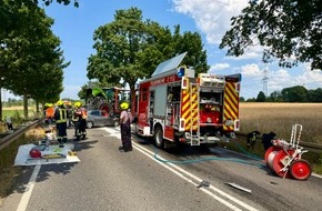 Feuerwehr Bergheim: FW Bergheim: Verkehrsunfall zwischen Traktor und Pkw in Bergheim-Rheidt - Fahrer verstirbt trotz aufwendiger Rettungsma&szlig;nahmen