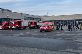 Feuerwehr Dinslaken: FW Dinslaken: Unterst&uuml;tzung bei Gro&szlig;einsatz