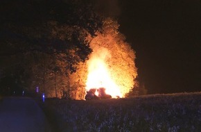 Polizei Mettmann: POL-ME: Große Strohmiete ging in Flammen auf! - Velbert - 2110037
