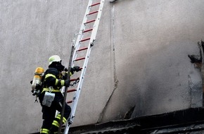 Feuerwehr München: FW-M: Brand eines Mülltonnenhäuschens (Giesing)