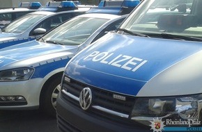 Polizeipräsidium Trier: POL-PPTR: Autoscheibe eingeschlagen und Handtasche entwendet