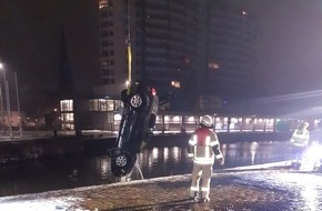 Feuerwehr Bremerhaven: FW Bremerhaven: Auto fährt ins Hafenbecken