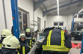 Feuerwehr Beverungen: FW Beverungen: Erfolgreicher Dienstabend zum Thema "Technische Rettung bei Verkehrsunfällen"