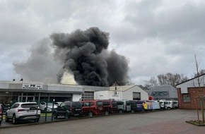 Feuerwehr Gelsenkirchen: FW-GE: Brennt Lagerhalle an der Engelbertstraße - Großbrand in Resse fordert die Feuerwehr Gelsenkirchen