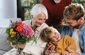 Fleurop AG: Zum Großelterntag am 8. Oktober 2023 / Silber im Haar, Gold im Herzen: Oma und Opa haben ein blumiges Dankeschön verdient