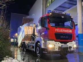 FW-MK: Müllpresse an der Eissporthalle in Brand geraten