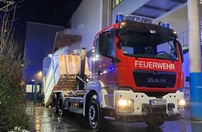 Feuerwehr Iserlohn: FW-MK: M&uuml;llpresse an der Eissporthalle in Brand geraten