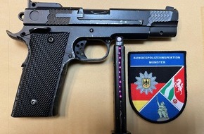 Bundespolizeidirektion Sankt Augustin: BPOL NRW: Waffe hing aus der Hosentasche - Bundespolizei stellt Softair-Waffe sicher