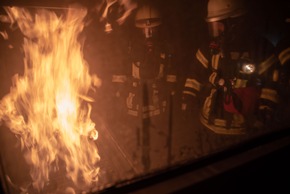 FW-OE: Männer die durchs Feuer gehen - 13 neue Atemschutzgeräteträger bei den Feuerwehren im Kreis Olpe