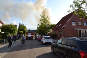 POL-STD: Leer stehendes Einfamilienhaus in Buxtehude durch Feuer vernichtet - Polizei sucht Zeugen
