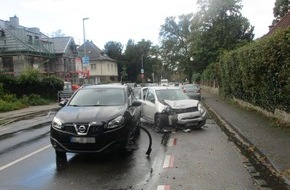 Polizei Rheinisch-Bergischer Kreis: POL-RBK: Bergisch Gladbach - Verkehrsunfall zweier Pkw - hoher Sachschaden und drei Leichtverletzte