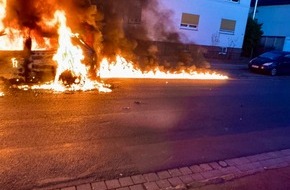 Freiwillige Feuerwehr Lehrte: FW Lehrte: PKW ger&auml;t w&auml;hrend der Fahrt in Brand