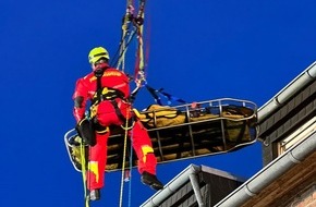 Feuerwehr Mönchengladbach: FW-MG: Feuerwehrkran und Höhenretter in Kempen im Einsatz