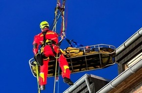 Feuerwehr Mönchengladbach: FW-MG: Feuerwehrkran und Höhenretter in Kempen im Einsatz